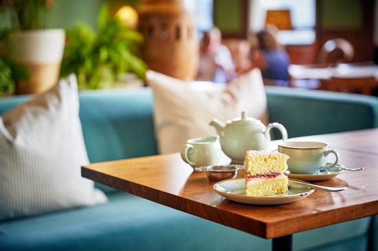 GreenDragonHotel_Hereford_CoffeeAndCakeAtTheGarrickLounge